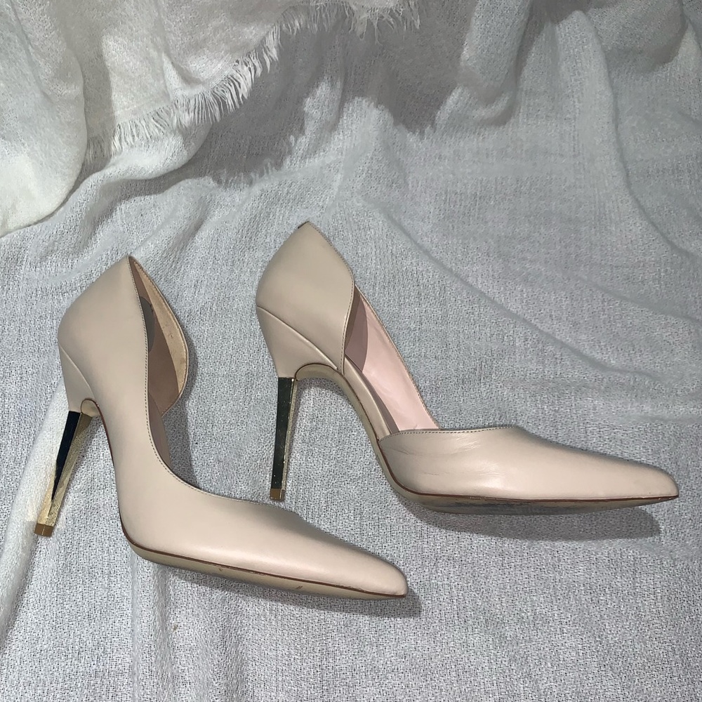 Pointed patent leather shoe with a gold heel!